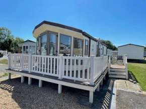 Modern holiday home Mundham - self check in, free parking